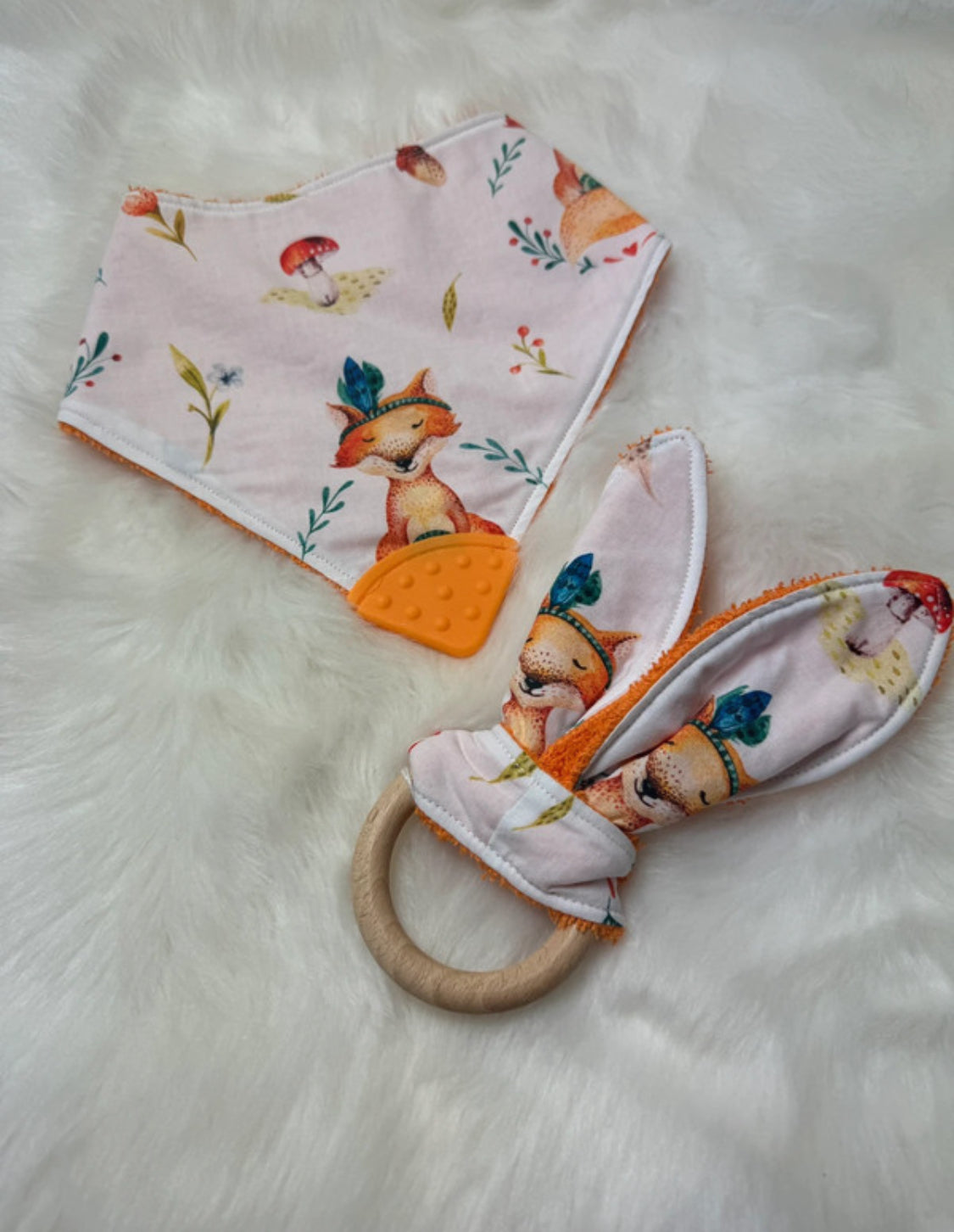 Bavoir et anneau de dentition.